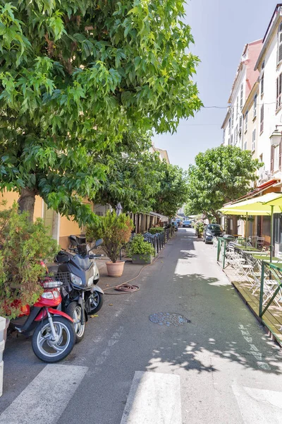 Ajaccio szűk utcájától. Korzika-sziget, Franciaország. — Stock Fotó