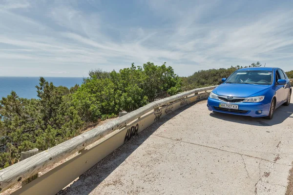 Subaru Impreza niebieski samochód zaparkowany na wybrzeżu Roccapina. Korsyka, Francja. — Zdjęcie stockowe