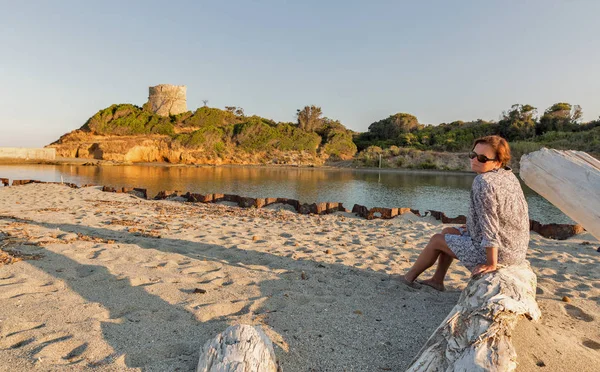 Vit medelålders kvinna njuter av solnedgången på Corsiaca Island Beach. — Stockfoto