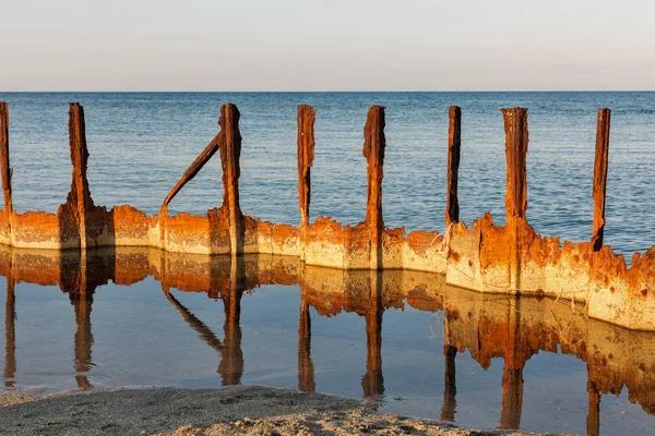 Confluencia del lago Diane en el mar Mediterráneo. Córcega, Francia . — Foto de Stock