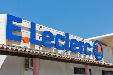 E.Leclerc süpermarket cephesi. Korsika adası, Fransa.