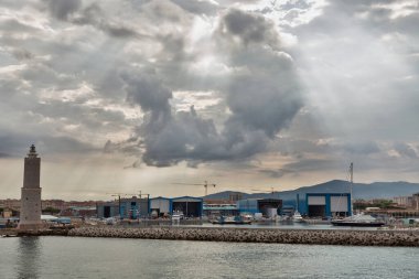 İtalya 'da şafak vakti Livorno Limanı.