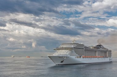 Lüks yolcu gemisi Bayan Fantasia açık denizde yelken açıyor..
