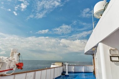 Dramatik gökyüzü ile gemi güvertesinde dolaşmak