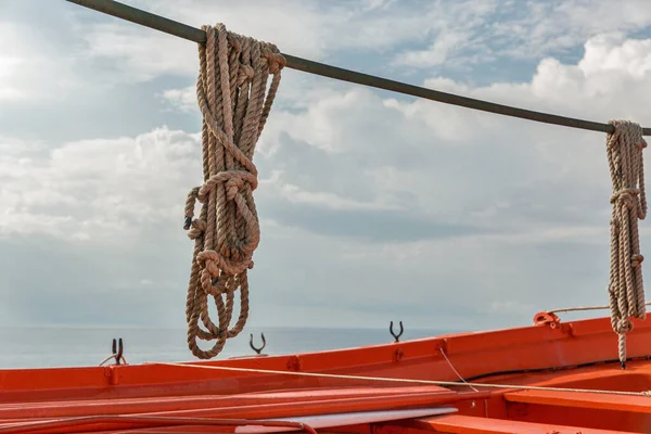Závěsné lana a záchranný člun — Stock fotografie