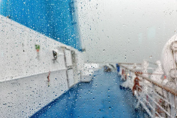 Barco de ferry cubierta bajo fuertes lluvias —  Fotos de Stock