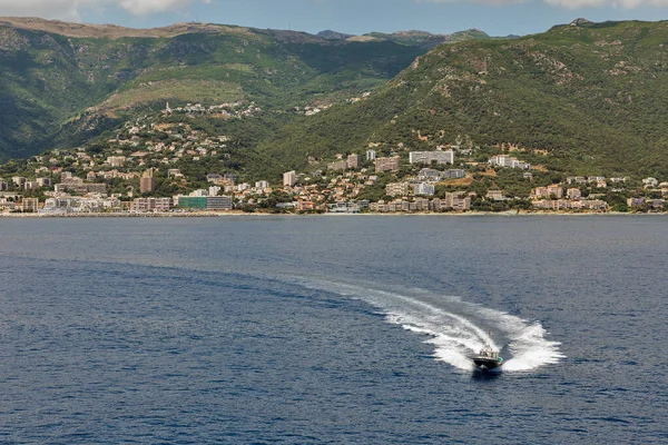 View of Corsica island and speed boat, France. — Stock Photo, Image