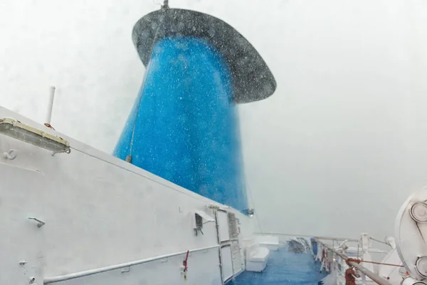 Barco de ferry cubierta bajo fuertes lluvias —  Fotos de Stock