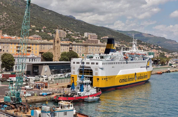 Ferries da Córsega - Navio Sardenha Ferries atracado no porto de Bastia, Córsega . — Fotografia de Stock