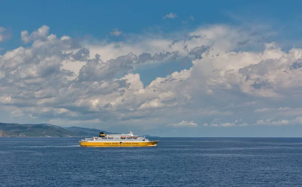 Ferries da Córsega - Navio Sardenha Ferries que navega da ilha da Córsega, França . — Fotografia de Stock