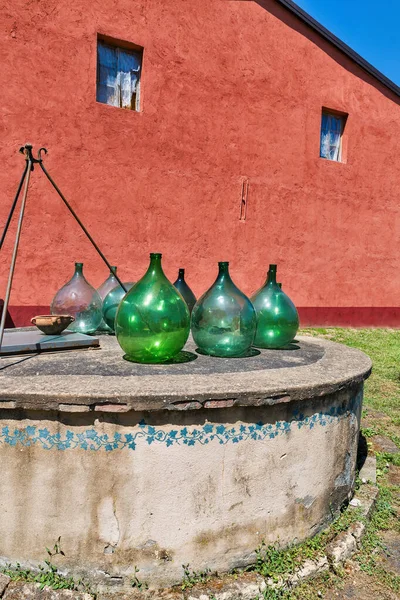 Brunnen mit leeren alten Weingläsern. Toskana, Italien. — Stockfoto