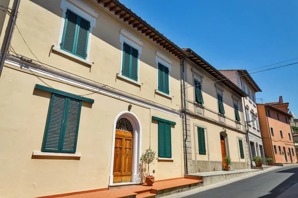 Montopoli em Val d 'Arno arquitetura de rua estreita. Toscana, Itaky . — Fotografia de Stock