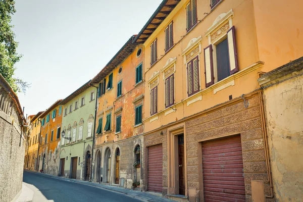 Montopoli in Val d 'Arno smalle straatarchitectuur. Toscane, Itaky. — Stockfoto