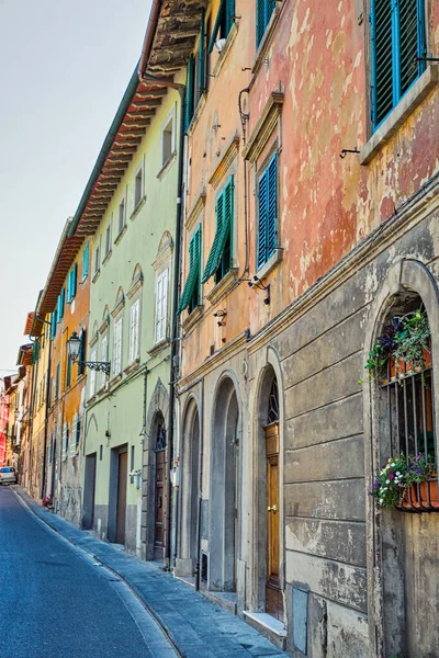 Montopoli em Val d 'Arno arquitetura de rua estreita. Toscana, Itaky . — Fotografia de Stock