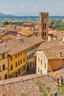 Castle Hill 'den Montopoli şehir manzarasına bak. Toskana, İtalya.