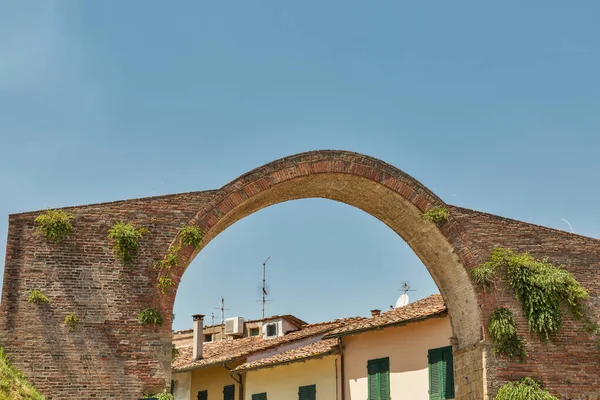 Montopoli v architektuře Val d 'Arno. Toskánsko, Itaky. — Stock fotografie