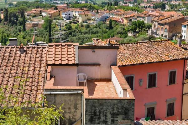 Vista sobre Montopoli desde la colina del castillo. Toscana, Italia . —  Fotos de Stock