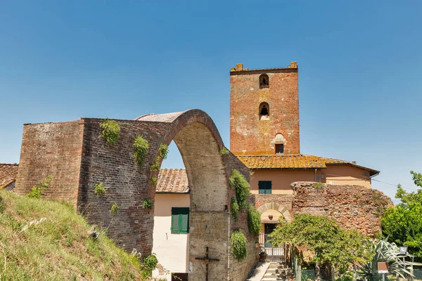 Montopoli na arquitetura Val d 'Arno. Toscana, Itália . — Fotografia de Stock