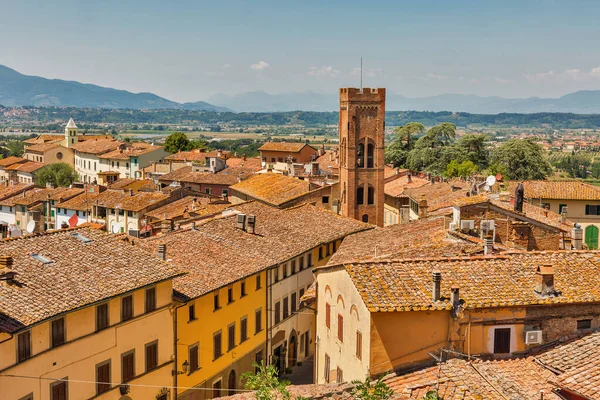 城の丘からMontopoliの街並みを見下ろす。イタリアのトスカーナ州. — ストック写真