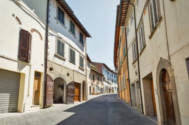 Val d 'Arno dar sokak mimarisinde Montopoli. Toskana, İtalya.