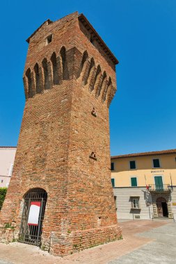 Val d 'Arno mimarisinde Montopoli. Toskana, İtalya.