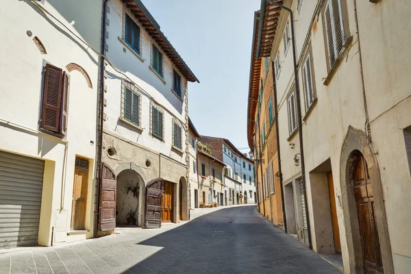 Montopoli in Val d'Arno stretta architettura di strada. Toscana, Italia . — Foto Stock