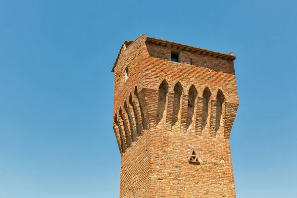 ヴァル・ダルノ建築のモントポリ。イタリアのトスカーナ州. — ストック写真