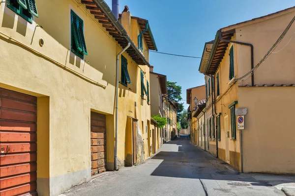 Montopoli in Val d'Arno stretta architettura di strada. Toscana, Italia . — Foto Stock