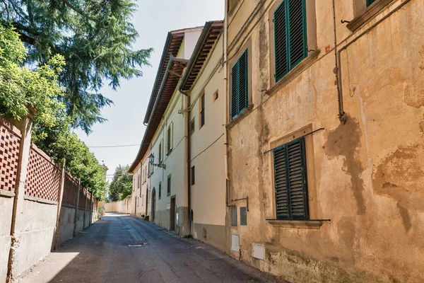 Val d'Arno狭窄街道建筑中的蒙托波里。 意大利托斯卡纳. — 图库照片