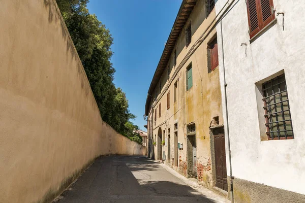 Montopoli in Val d'Arno stretta architettura di strada. Toscana, Italia . — Foto Stock