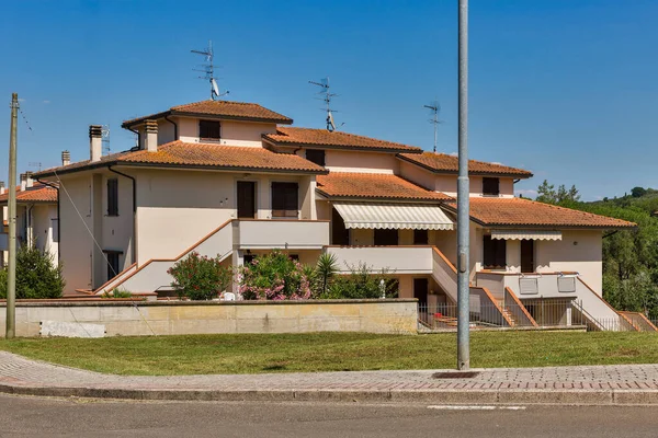 Arquitectura rural residencial moderna en Toscana, Italia . — Foto de Stock
