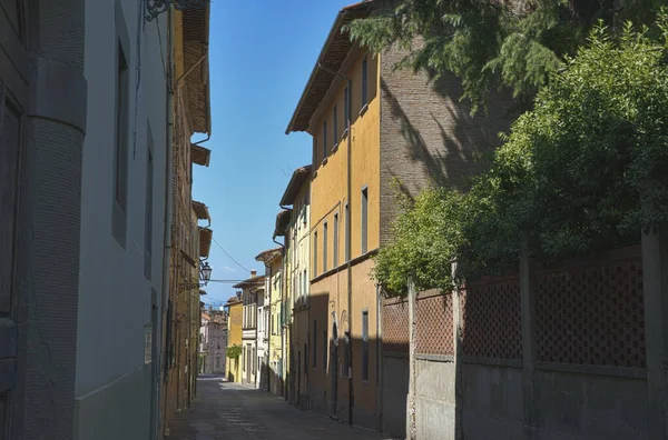 Val d'Arno狭窄街道建筑中的蒙托波里。 意大利托斯卡纳 Hdr博士. — 图库照片