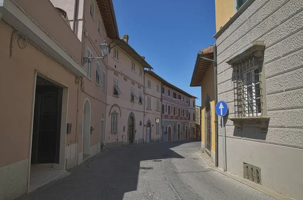 Montopoli in Val d'Arno narrow street architecture. Tuscany, Italy. HDR. — Stock Photo, Image