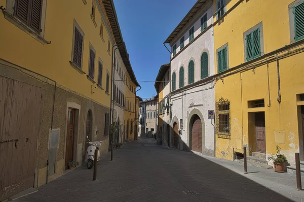 Montopoli in Val d'Arno stretta architettura di strada. Toscana, Italia. HDR . — Foto Stock