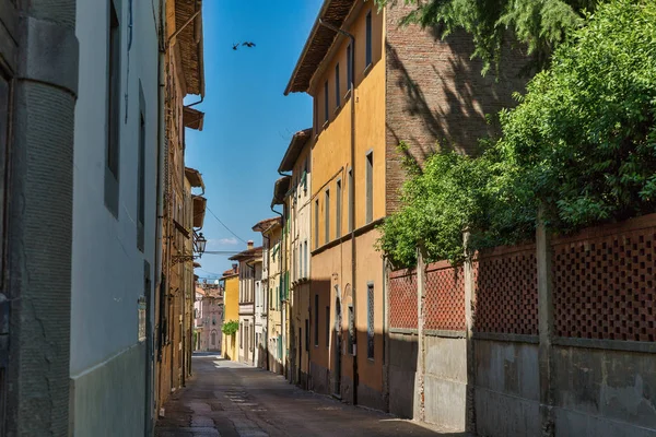 Montopoli in Val d'Arno stretta architettura di strada. Toscana, Italia . — Foto Stock