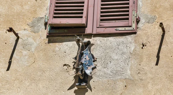 Forntida väggfäste för fackla eller flagga närbild. Montopoli, Italien. — Stockfoto