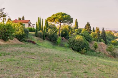 Tuscany, İtalya 'da gün batımında yerleşik kırsal mimari.