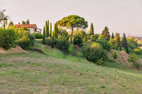 Arquitectura rural residencial al atardecer en Toscana, Italia . —  Fotos de Stock