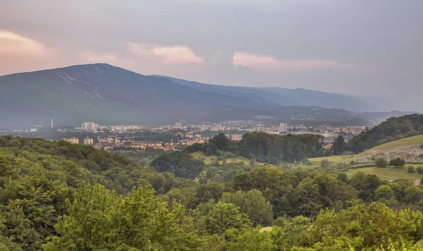 Paisaje de verano con paisaje urbano de Maribor, Eslovenia. HDR — Foto de Stock