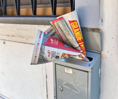 Posta kutusunda basılı reklam ve tanıtım gazeteleri. Montopoli, İtalya