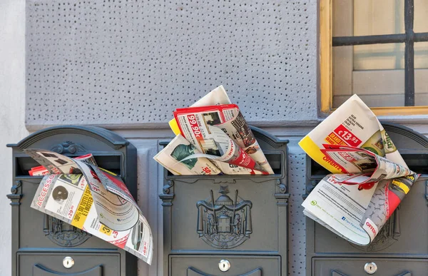 Gedruckte Werbe- und Werbezeitungen im Briefkasten. montopoli, italien — Stockfoto