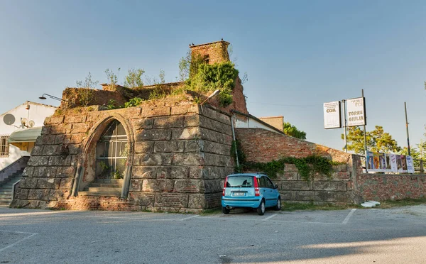 San romano arci turm giulia in der toskana, italien. — Stockfoto