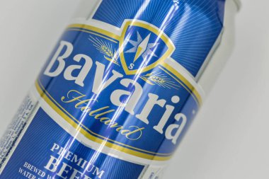 KYIV, UKRAINE - 19 Mayıs 2020: Bira Bavyera beyaz arka plana yakın çekim yapabilir. Swinkels Family Brewers, Bavyera, Swinckels, La Trappe ve Rodenbach gibi çeşitli markalar altında bira satmaktadır..