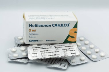 KYIV, UKRAINE - 28 Mayıs 2020: Antihipertansif jenerik ilaç Nebivolol by Sandoz, kutu ve kabarcıklar beyaza karşı yakın çekim. Sandoz, bir Novartis İsviçre konsolide jenerik uyuşturucu işidir..