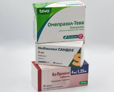 KYIV, UKRAINE - 28 Mayıs 2020: Perindopril, indapamide, nebivolol ve omeprazole kutularına yakın antihipertansif ve gastroenterik ilaçlar.
