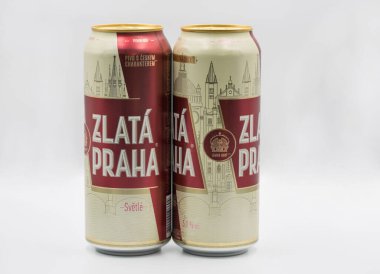 KYIV, UKRAINE - 19 Mayıs 2020: Zlata Praha Çek bira kutularının stüdyo çekimi beyaz arka plana yakın çekim. Çek Cumhuriyeti dünyada kişi başına düşen en yüksek bira tüketimine sahiptir..