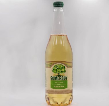 KYIV, UKRAINE - 19 Mayıs 2020: somersby elma şırası şişesi beyaz arka plana yakın çekim. Danimarkalı bira şirketi Carlsberg Group tarafından üretilen bir markadır. 46 'dan fazla ülkede satılıyor..