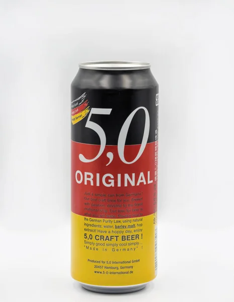 Kyiv Ukraine May 2020 ドイツの5 0クラフトビールは白を背景に閉鎖することができます ドイツのビールは 原料として水 ホップ 麦芽のみを許可する純粋法に従って醸造される — ストック写真