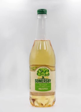 KYIV, UKRAINE - 19 Mayıs 2020: somersby elma şırası şişesi beyaz arka plana yakın çekim. Danimarkalı bira şirketi Carlsberg Group tarafından üretilen bir markadır. 46 'dan fazla ülkede satılıyor..