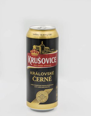 KYIV, UKRAINE - 19 Mayıs 2020: Krusovice Çek koyu birasının stüdyo çekimi beyaz arka plana yakın çekim yapabilir. Çek Cumhuriyeti dünyada kişi başına düşen en yüksek bira tüketimine sahiptir..